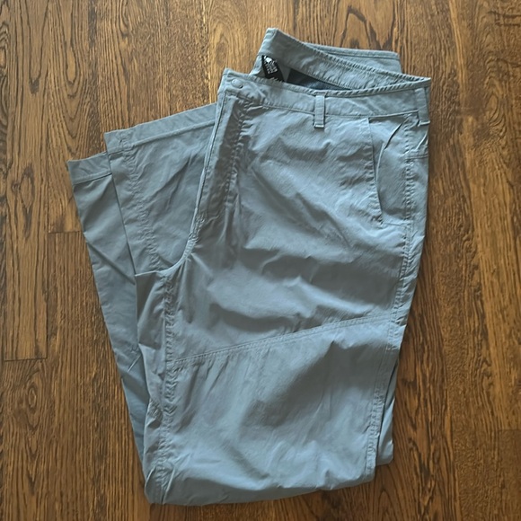 Mountain Hardwear Gray light weight golf / hiking pant -size 40 - Picture 3 of 12